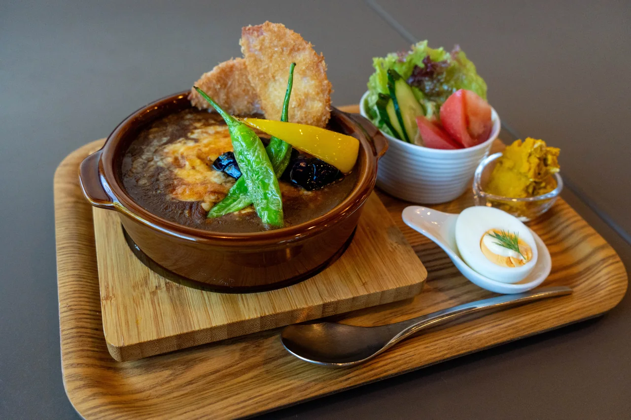 Oven-baked curry with vegetables and salad